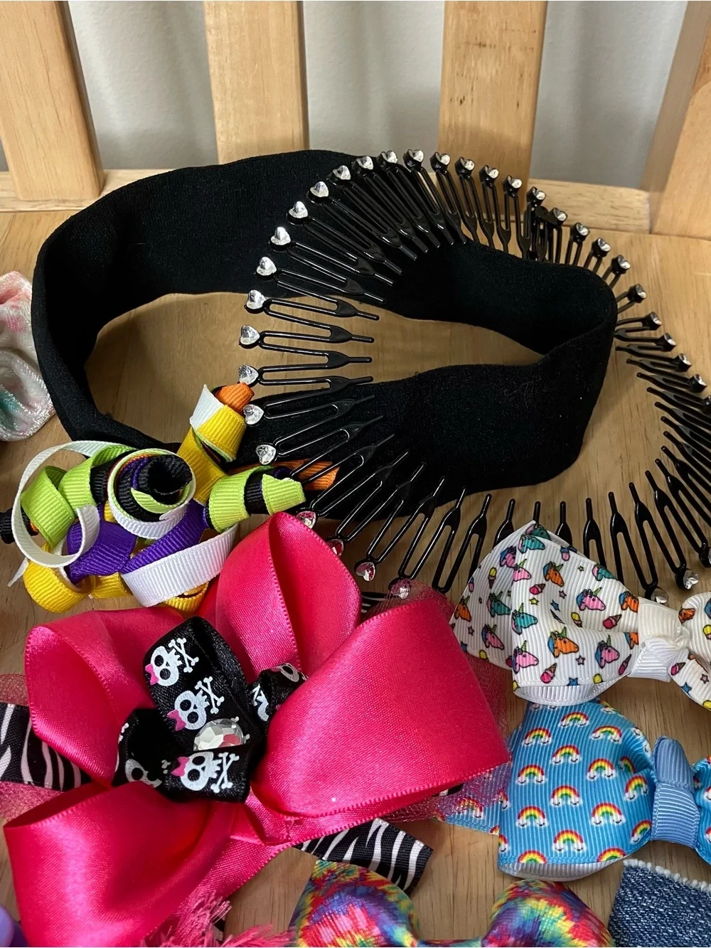 Huge bundle of girls hair bows and clips